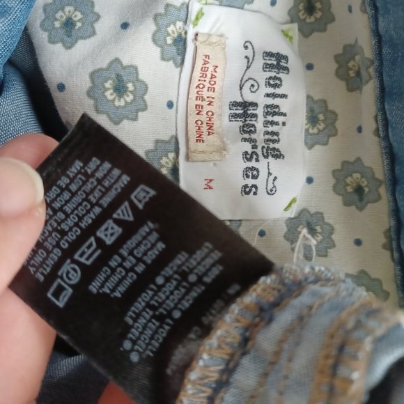 Holding Horses Women's Medium Chambray Blue Embroidered Button Up Shirt Western - Picture 3 of 5